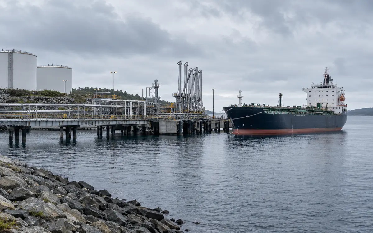 Terminal handling of liquid chemical cargo
